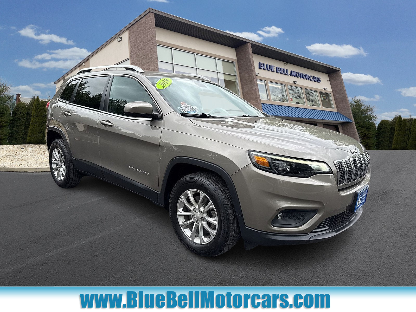 Used 2019 Jeep Cherokee Latitude w/ Cold Weather Group AWD/4WD image 1