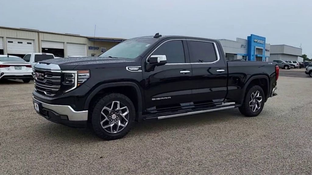 Used 2023 GMC Sierra 1500 SLT image 3