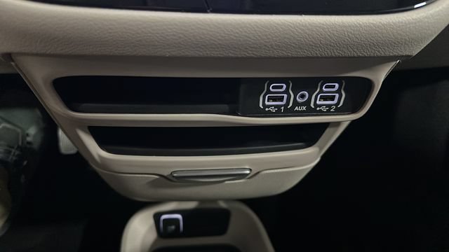 Used 2024 Chrysler Pacifica Touring-L FWD image 17