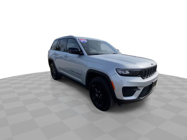 Used 2025 Jeep Grand Cherokee Altitude AWD/4WD image 4