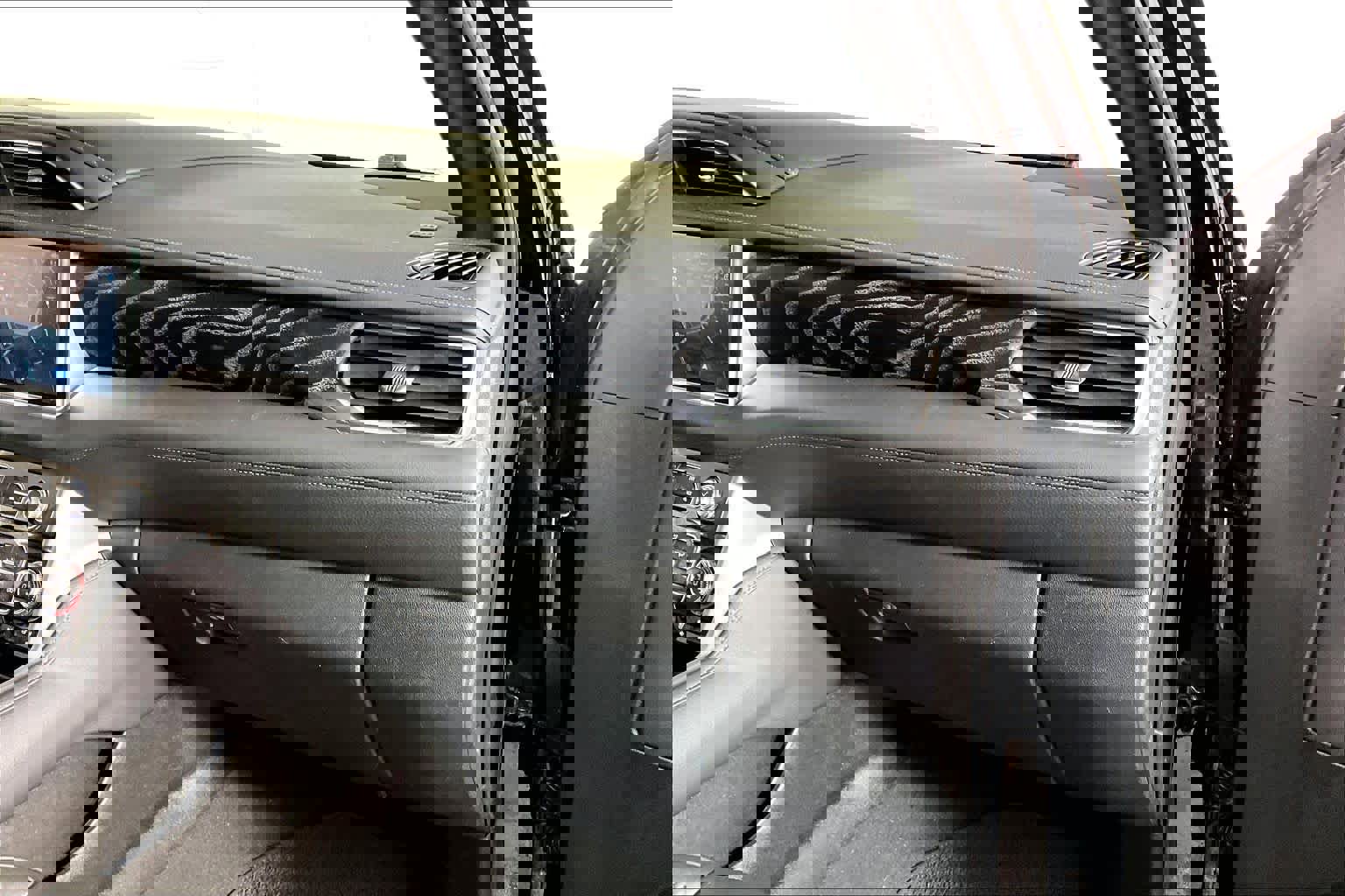 Used 2022 GMC Yukon XL Denali image 16