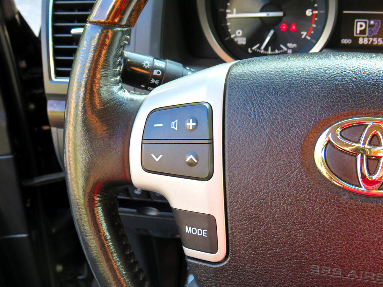 Used 2015 Toyota Land Cruiser image 21