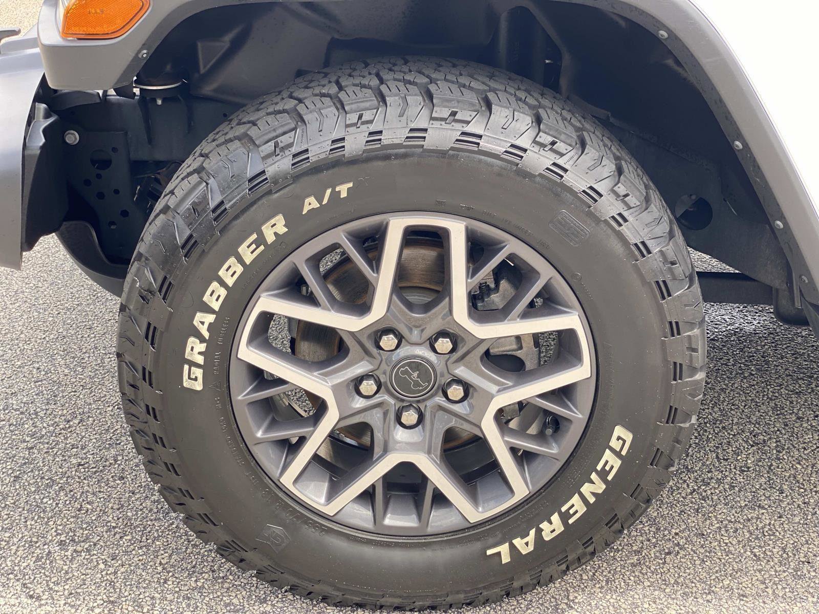 Used 2024 Jeep Wrangler Unlimited Sahara AWD/4WD image 10