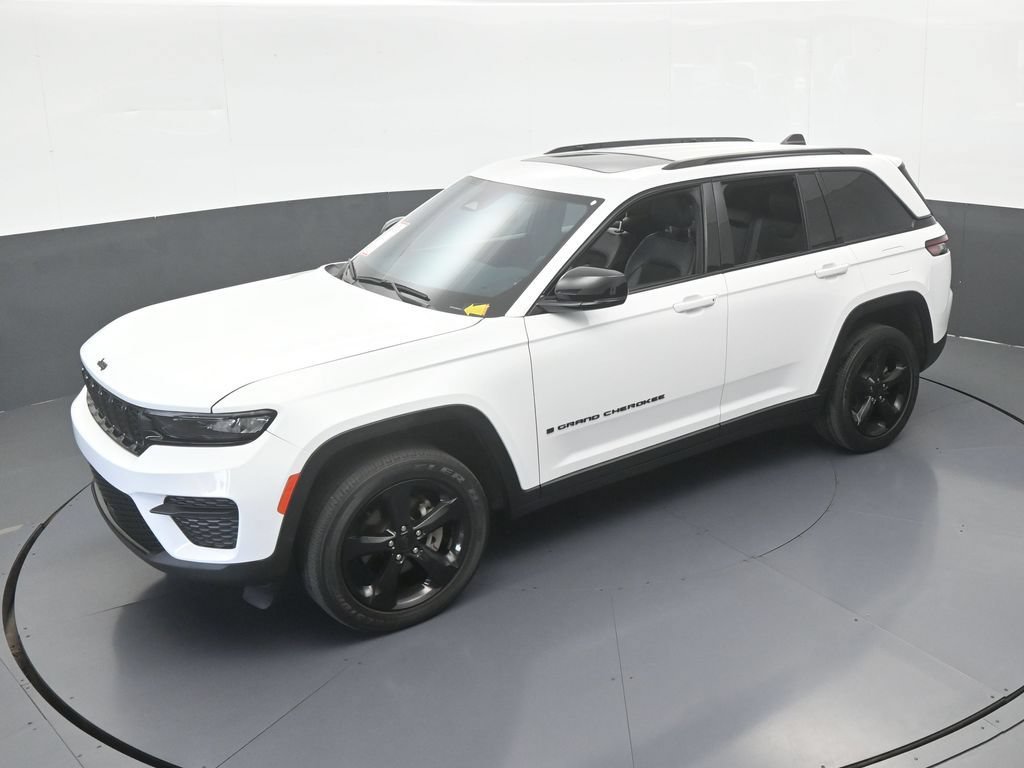Used 2024 Jeep Grand Cherokee Altitude RWD image 45