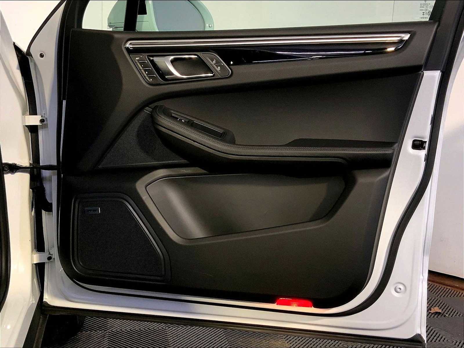 Certified 2025 Porsche Macan image 26