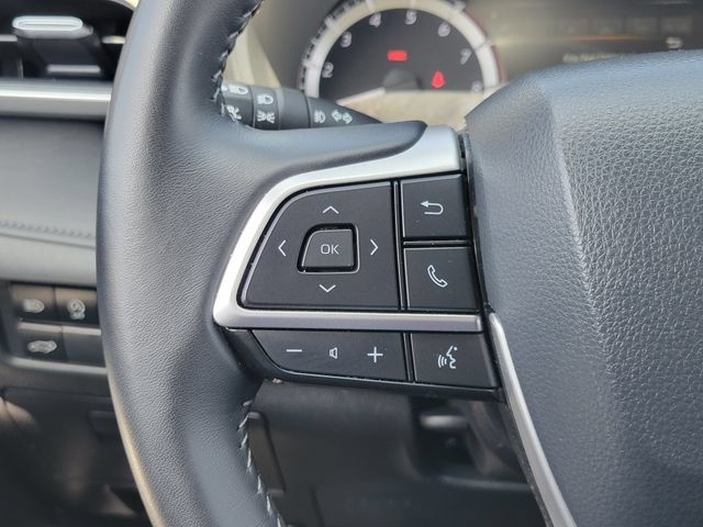 Used 2025 Toyota Highlander LE FWD image 7