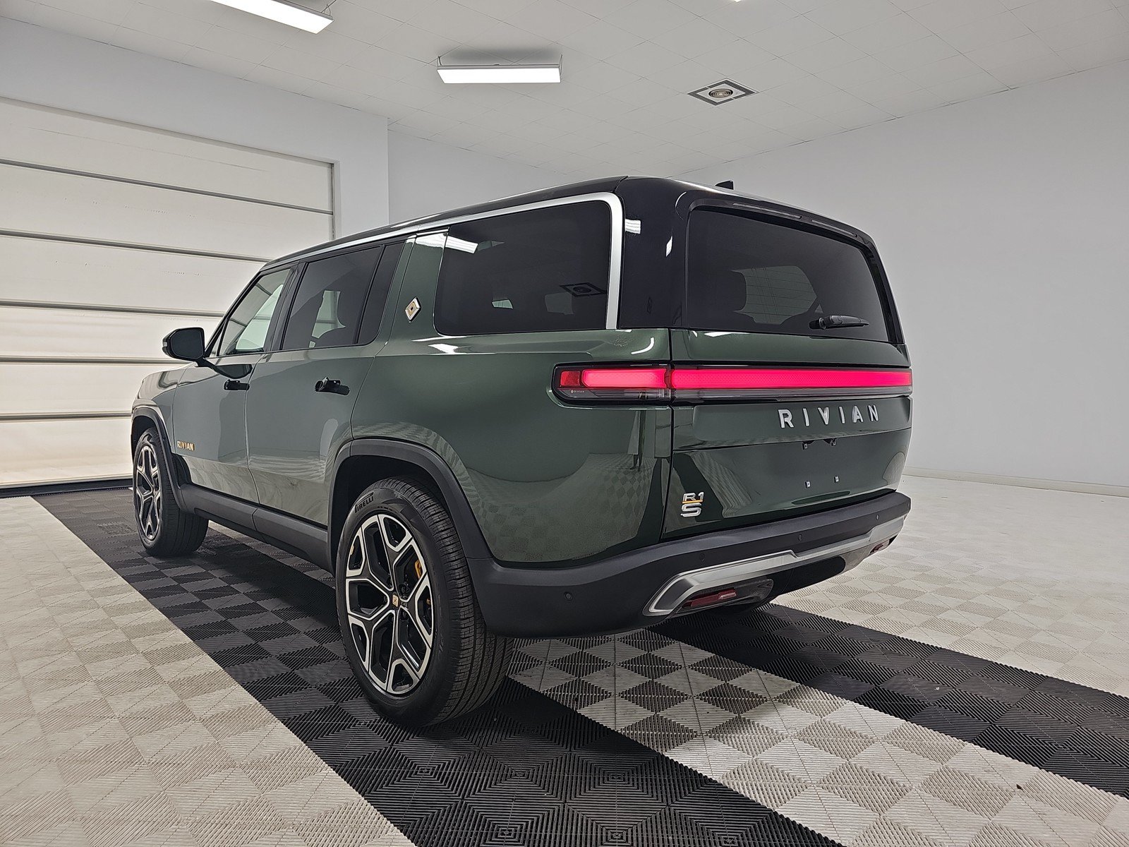 Used 2024 Rivian R1S Adventure AWD/4WD image 3