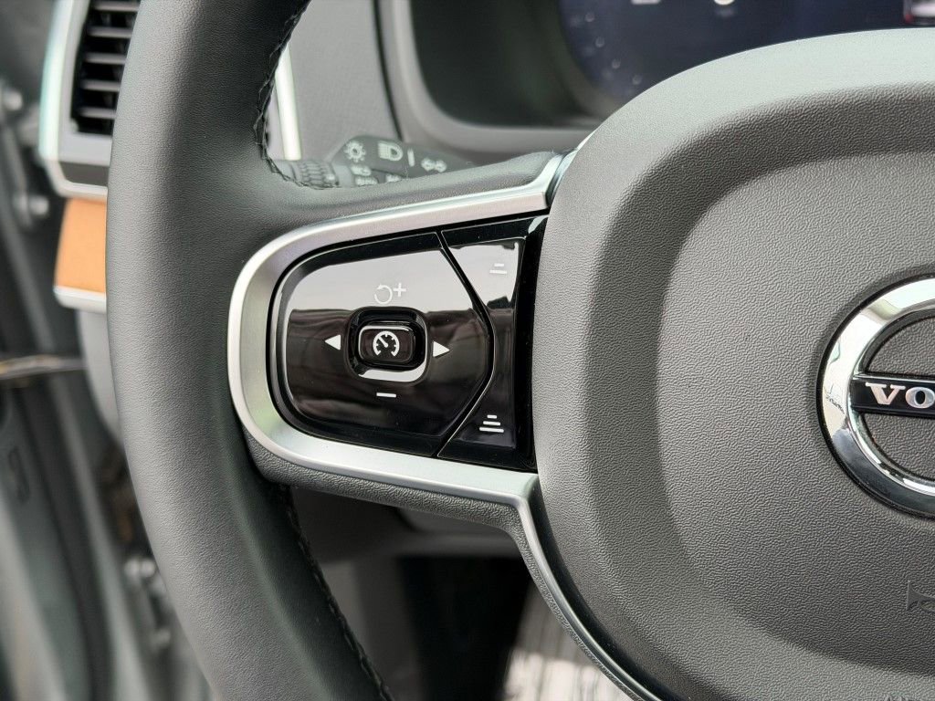 Certified 2025 Volvo XC90 B6 Plus image 28