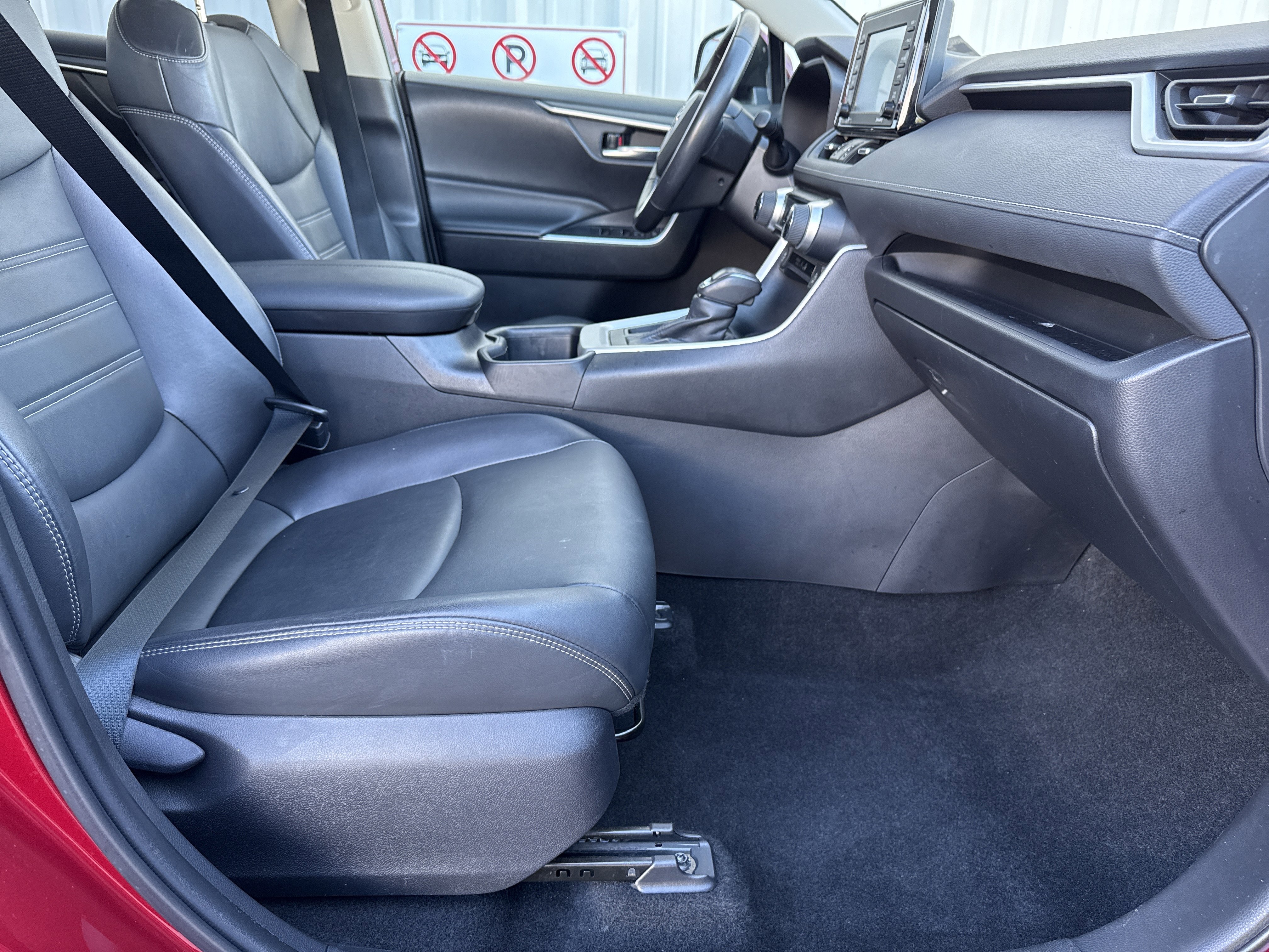 Used 2022 Toyota RAV4 XLE Premium image 39