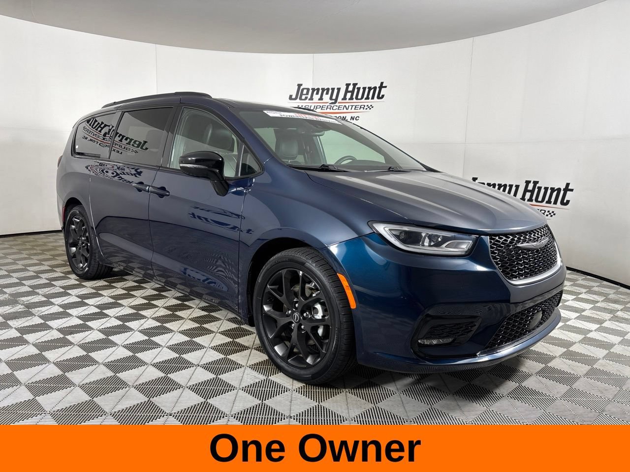 Used 2025 Chrysler Pacifica Limited FWD image 4