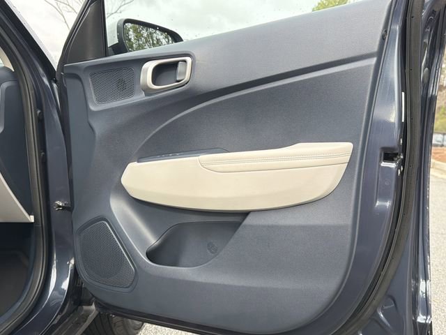 Used 2025 Hyundai Venue Limited FWD image 14