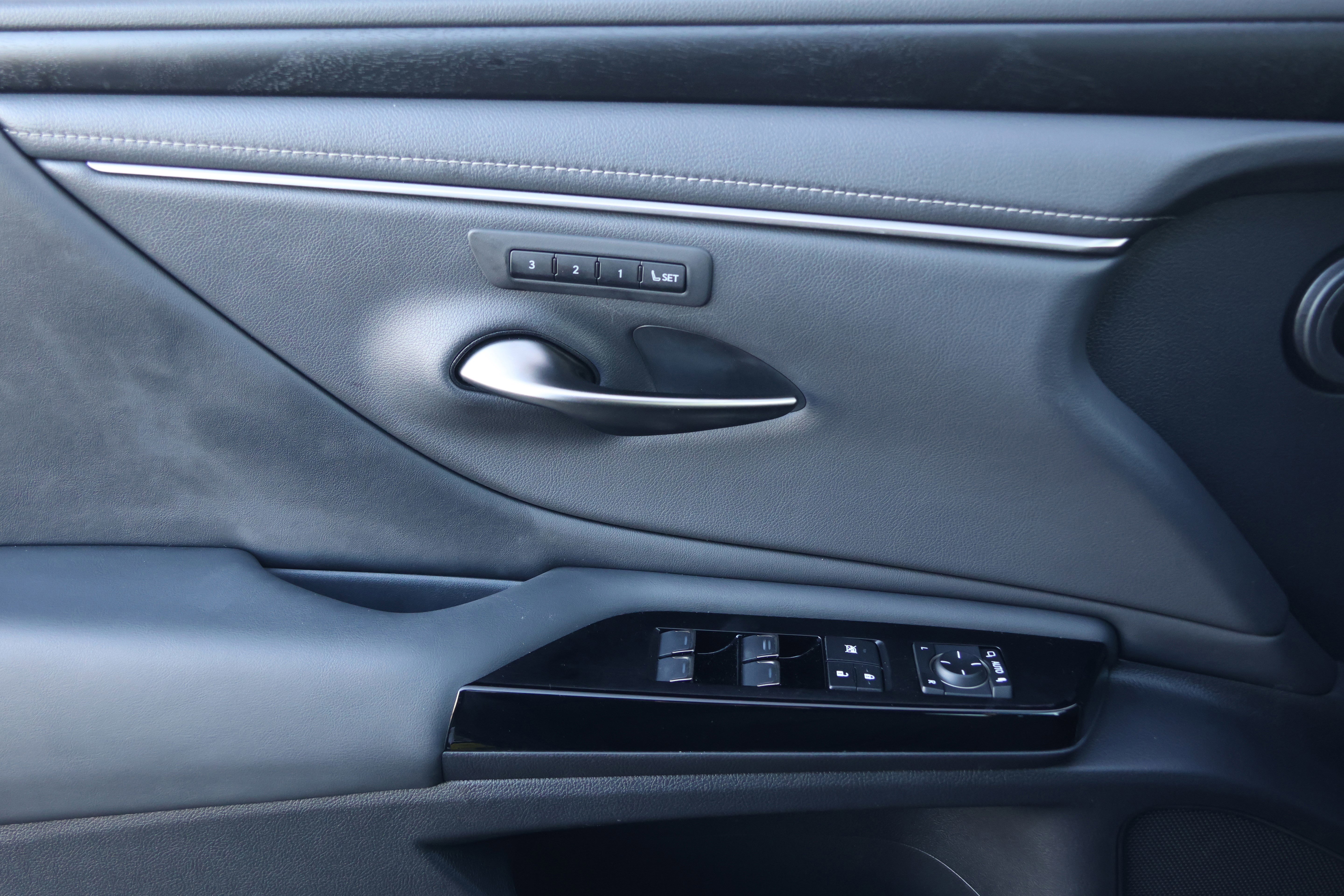 Used 2024 Lexus ES 350 350 w/ Premium Package image 12