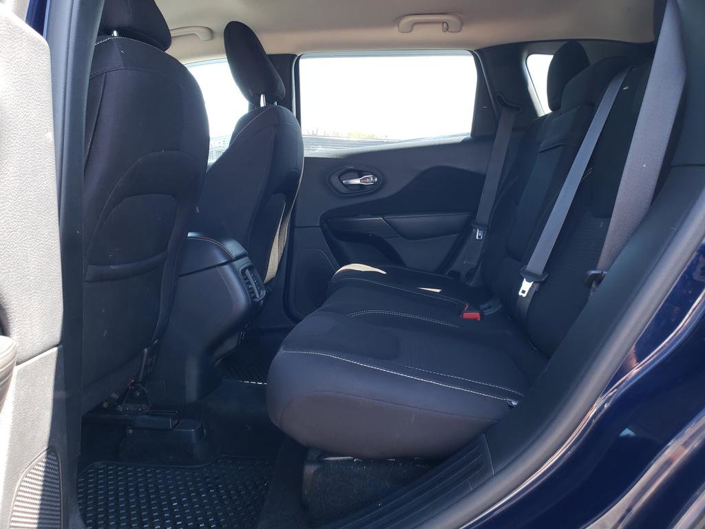 Used 2015 Jeep Cherokee Latitude w/ Cold Weather Group FWD image 12
