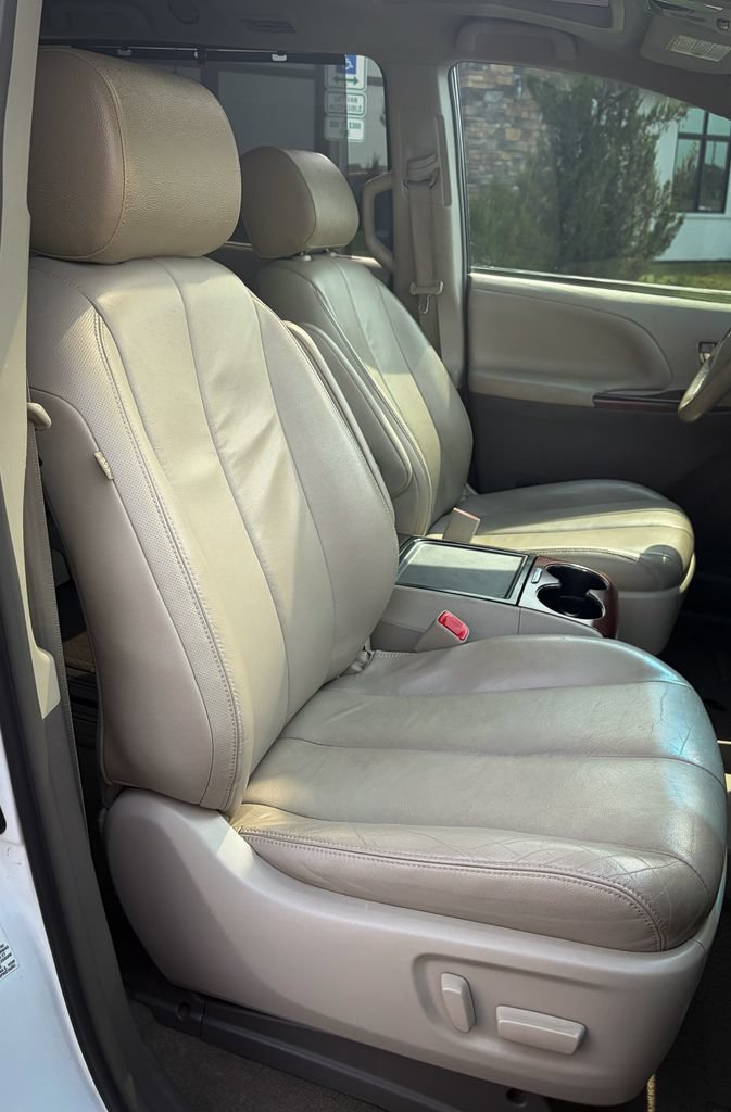 Used 2014 Toyota Sienna XLE FWD image 31