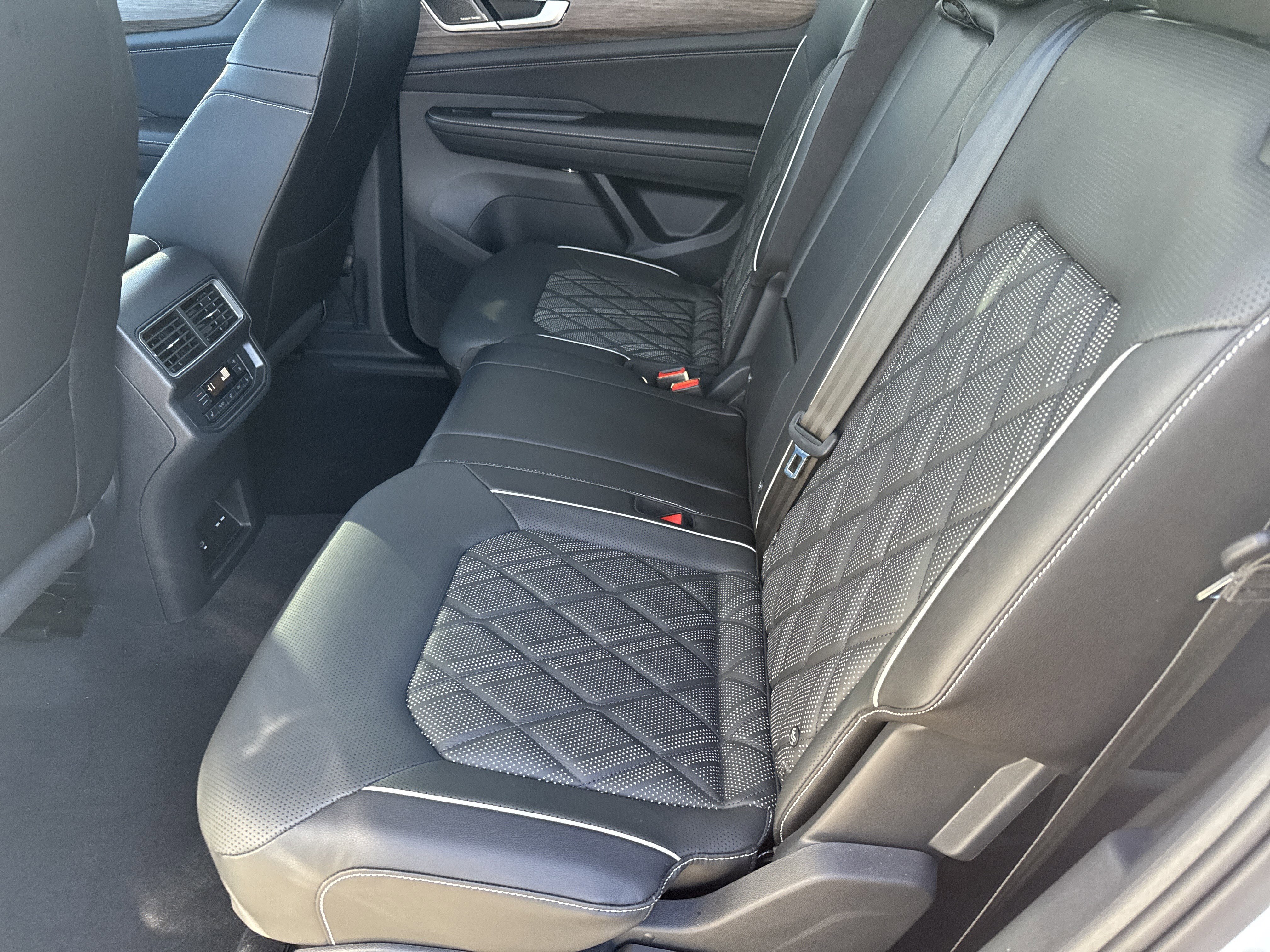 Used 2025 Volkswagen Atlas SEL Premium R-Line image 6