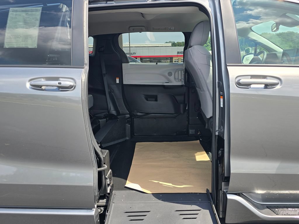 Used 2026 Toyota Sienna LE FWD image 29