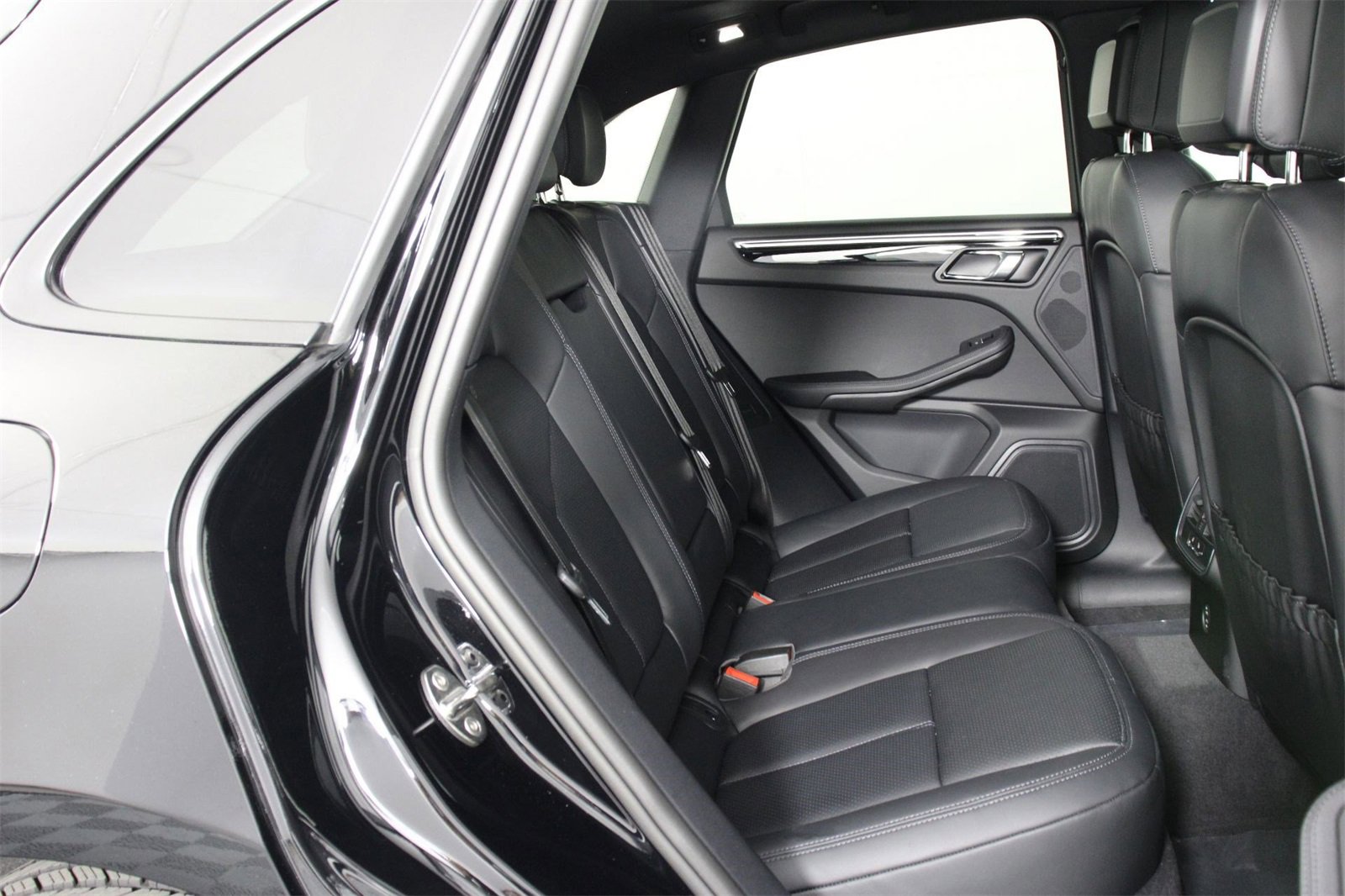 Used 2025 Porsche Macan image 32