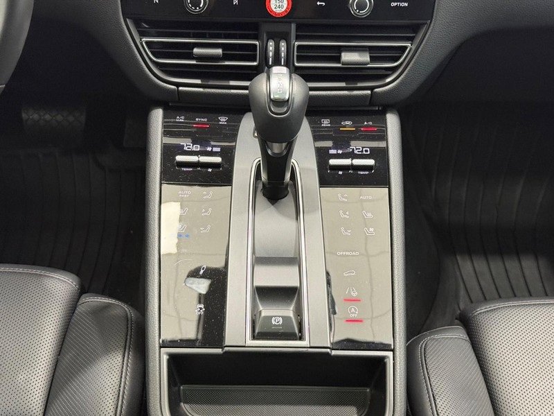 Certified 2025 Porsche Macan Turbo image 15