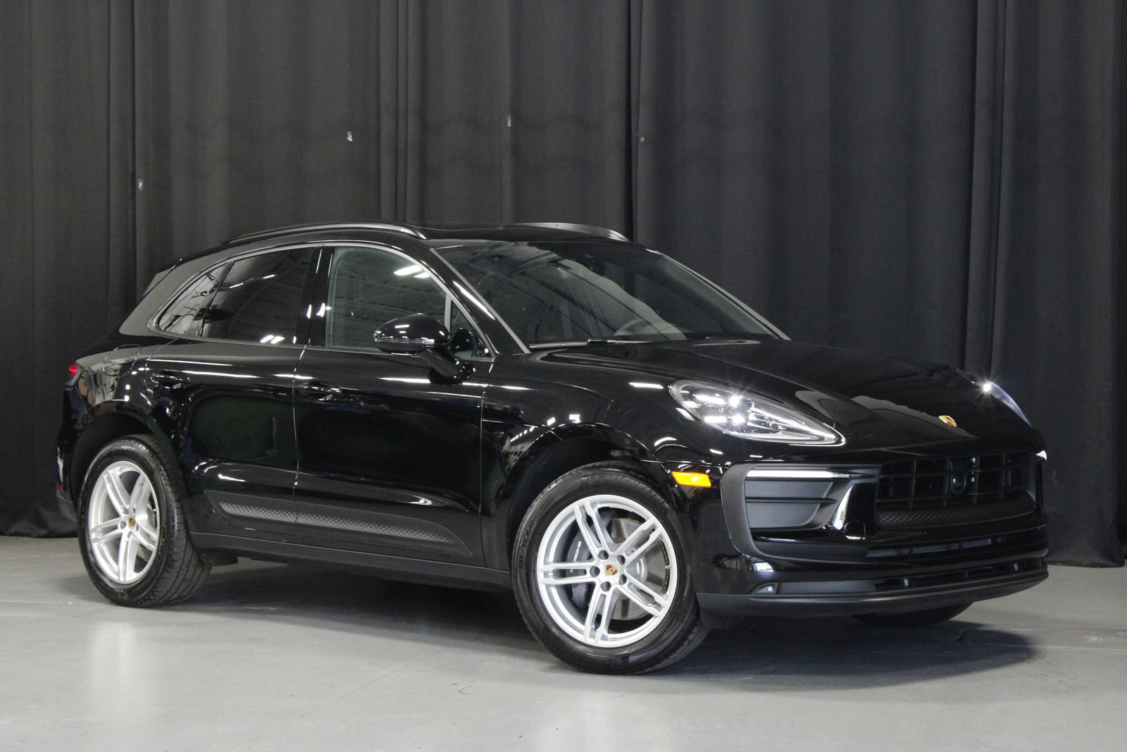 Certified 2026 Porsche Macan AWD/4WD image 9