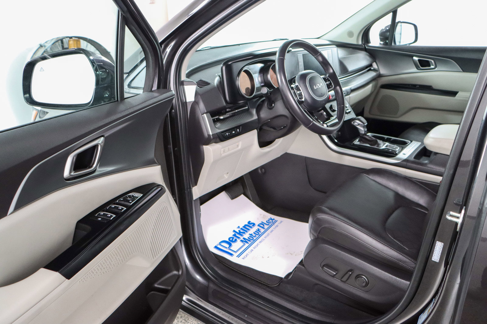 Used 2024 Kia Carnival LX image 3