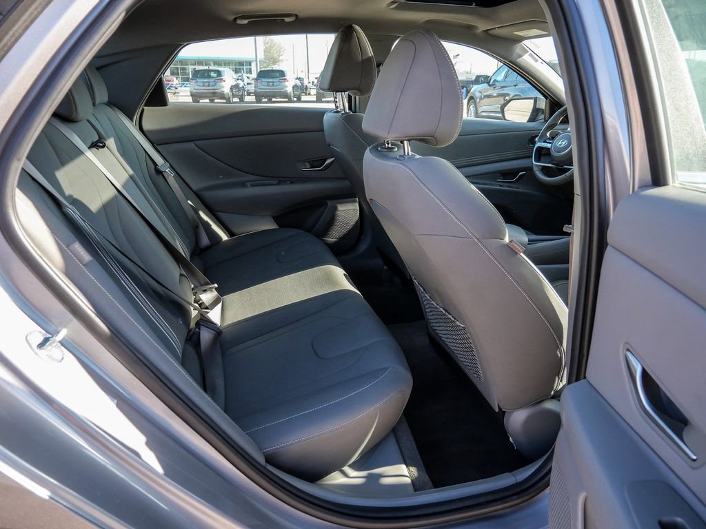 Used 2025 Hyundai Elantra SEL image 17