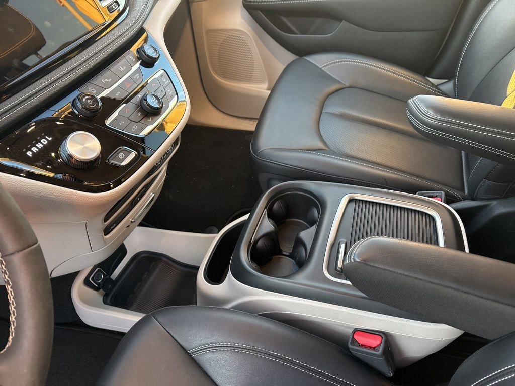 Used 2024 Chrysler Pacifica Touring-L w/ Uconnect Theater Family Group image 16