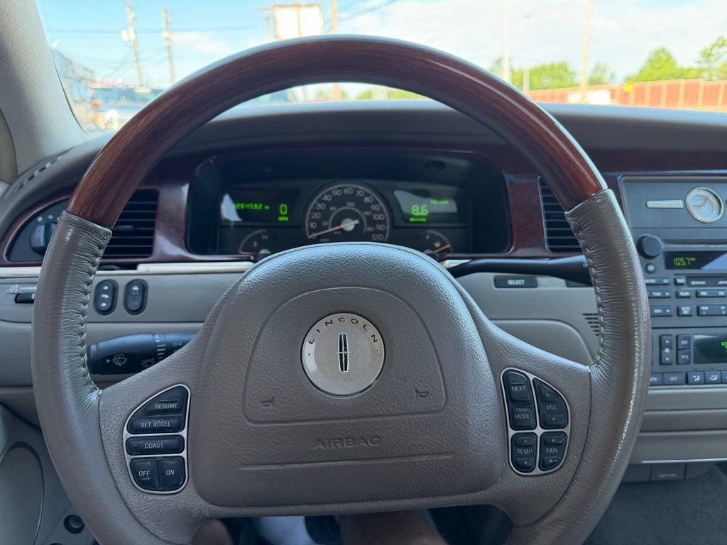 Used 2003 Lincoln Town Car Signature RWD image 24