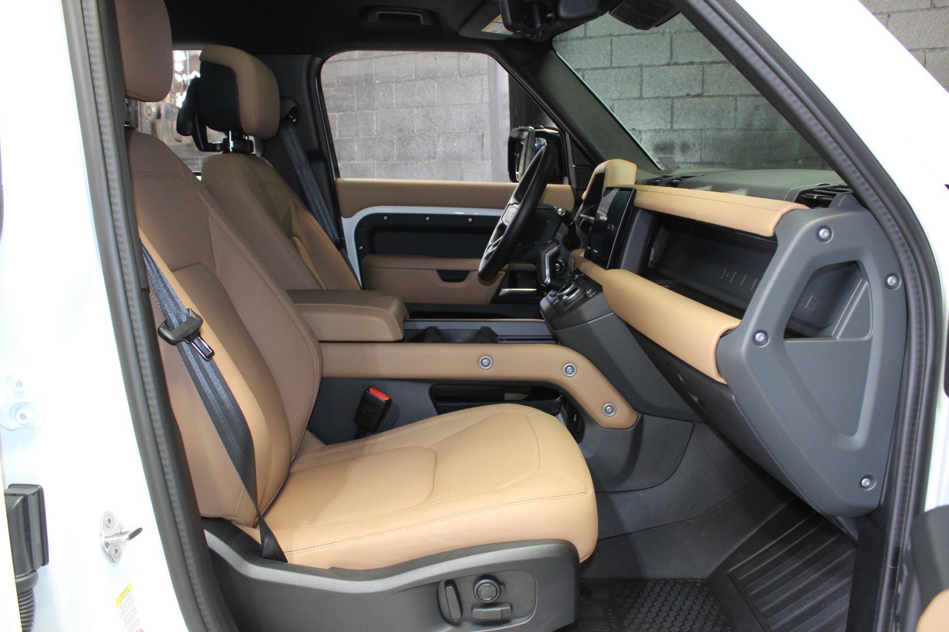 Used 2025 Land Rover Defender 110 X-Dynamic SE image 47