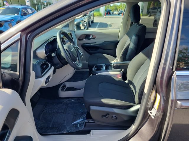 Used 2021 Chrysler Pacifica Touring FWD image 16
