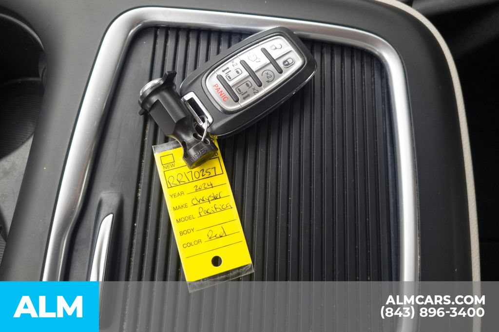 Used 2024 Chrysler Pacifica Touring-L FWD image 40