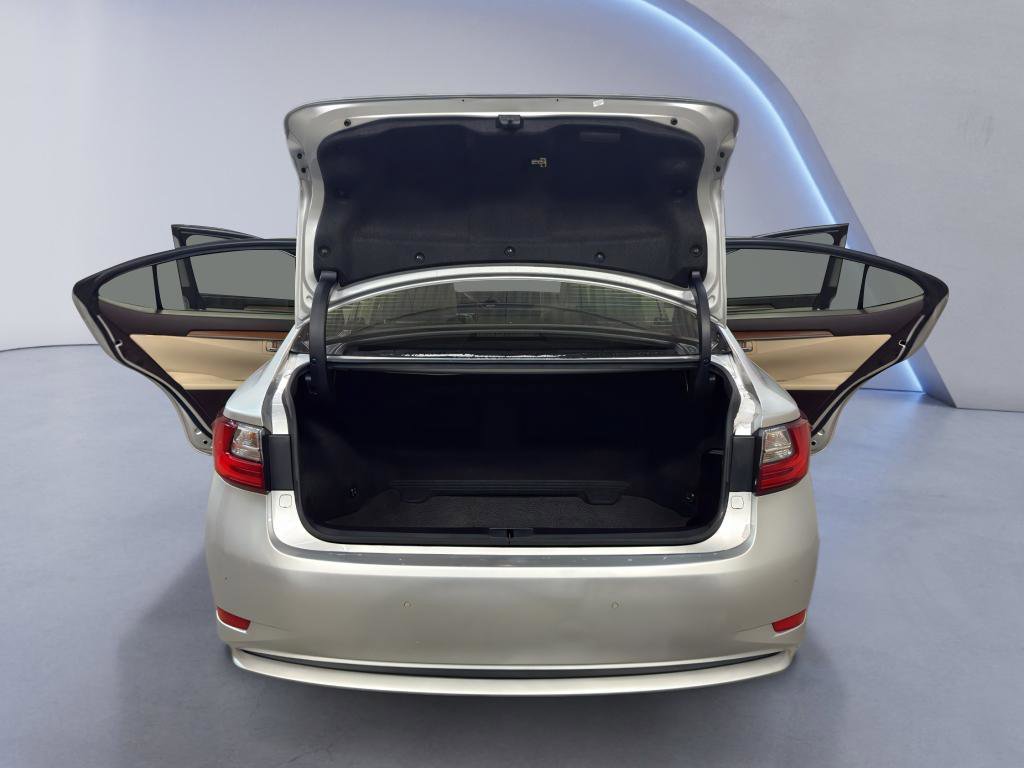 Used 2016 Lexus ES 300h image 11