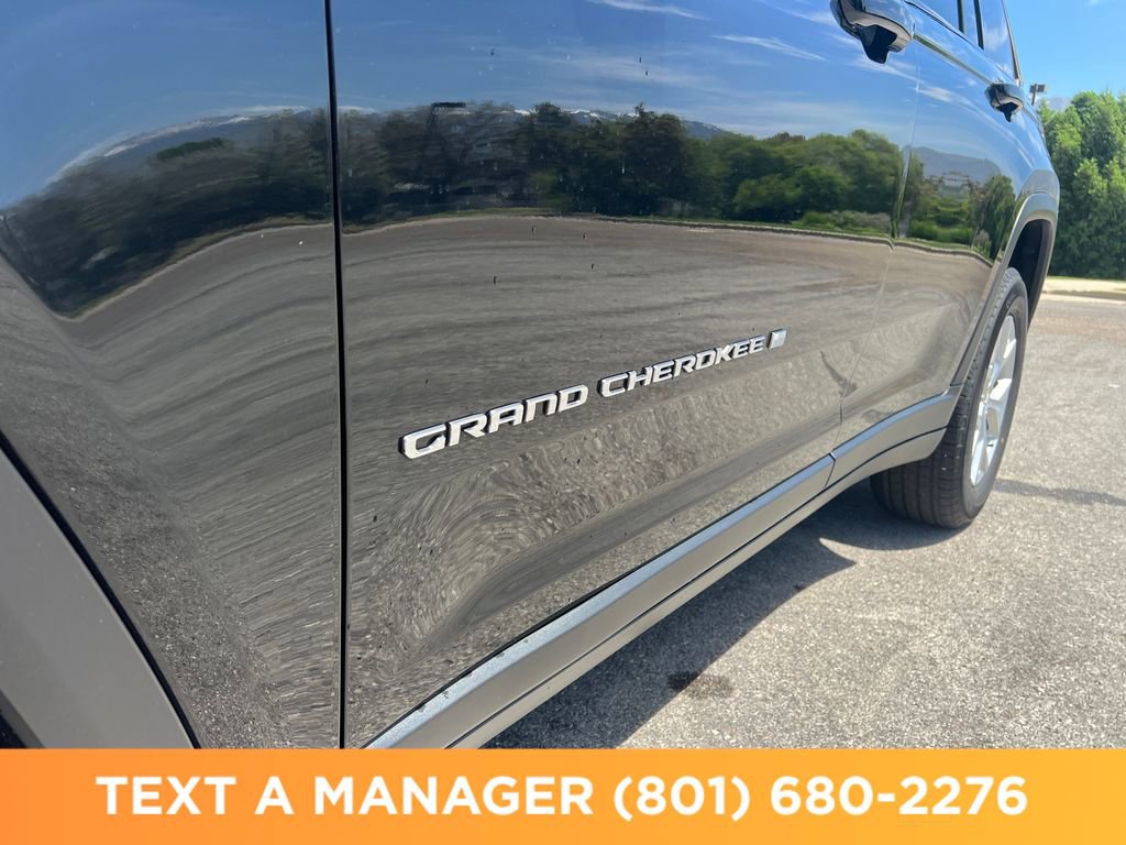 Used 2023 Jeep Grand Cherokee Limited w/ Trailer Tow Prep Group (B) AWD/4WD image 11