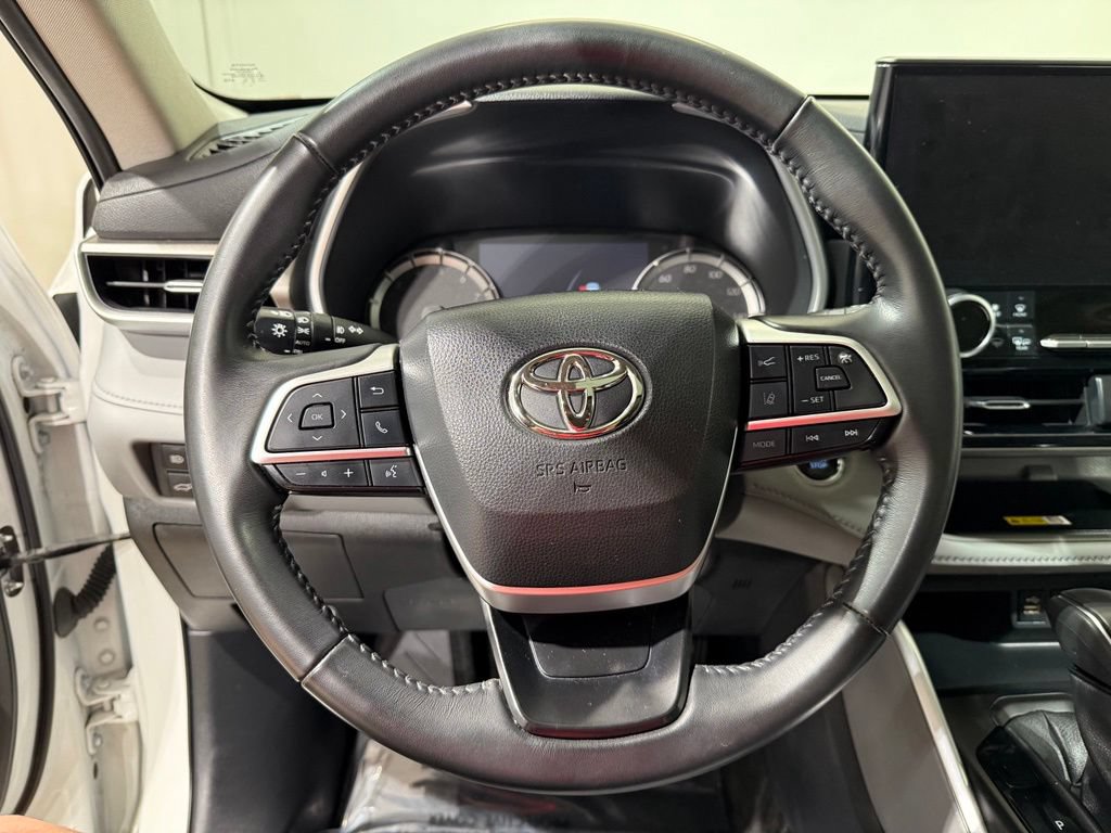 Used 2023 Toyota Highlander XLE AWD/4WD image 25