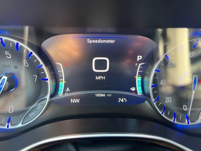 Used 2024 Chrysler Pacifica Limited AWD/4WD image 9