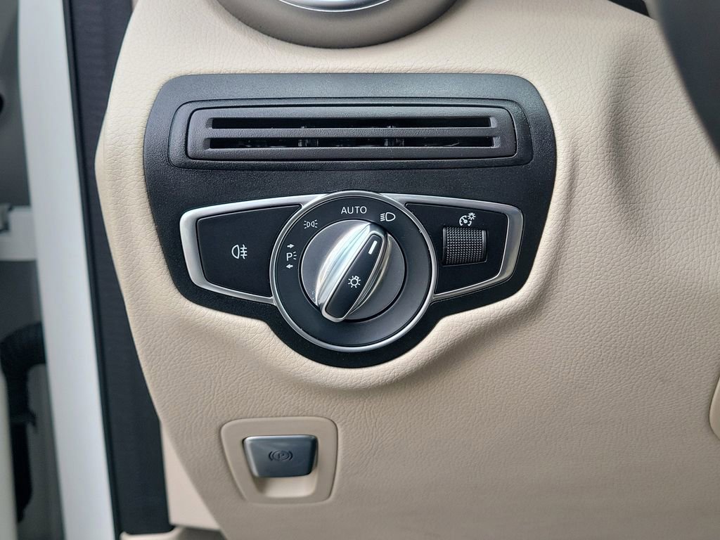 Used 2022 Mercedes-Benz GLC 300 4MATIC w/ Premium Package Lite image 27