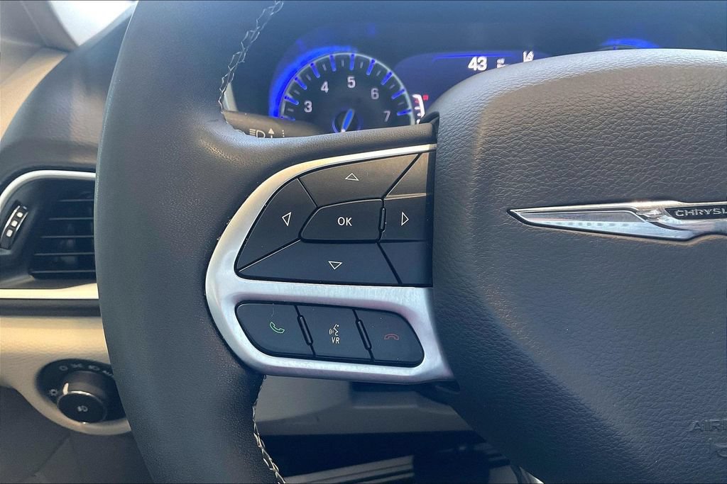 Used 2024 Chrysler Pacifica Touring-L FWD image 17