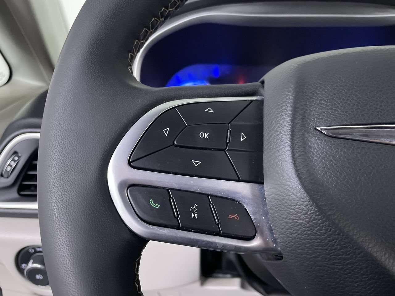 Used 2022 Chrysler Pacifica Touring-L FWD image 23