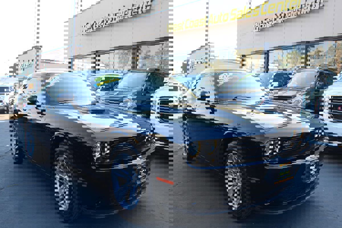 Used 2016 Dodge Challenger SXT image 8