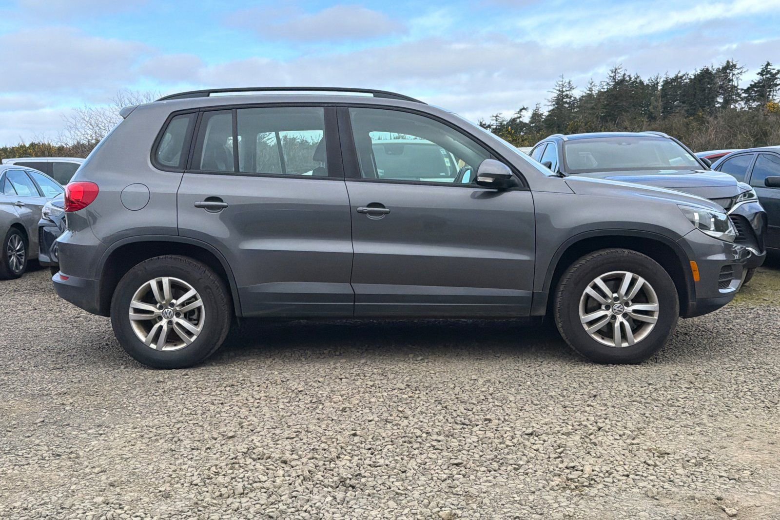 Used 2017 Volkswagen Tiguan S image 4