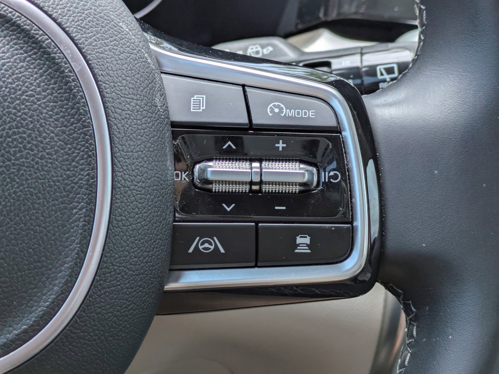 Certified 2023 Kia Sorento SX FWD image 23