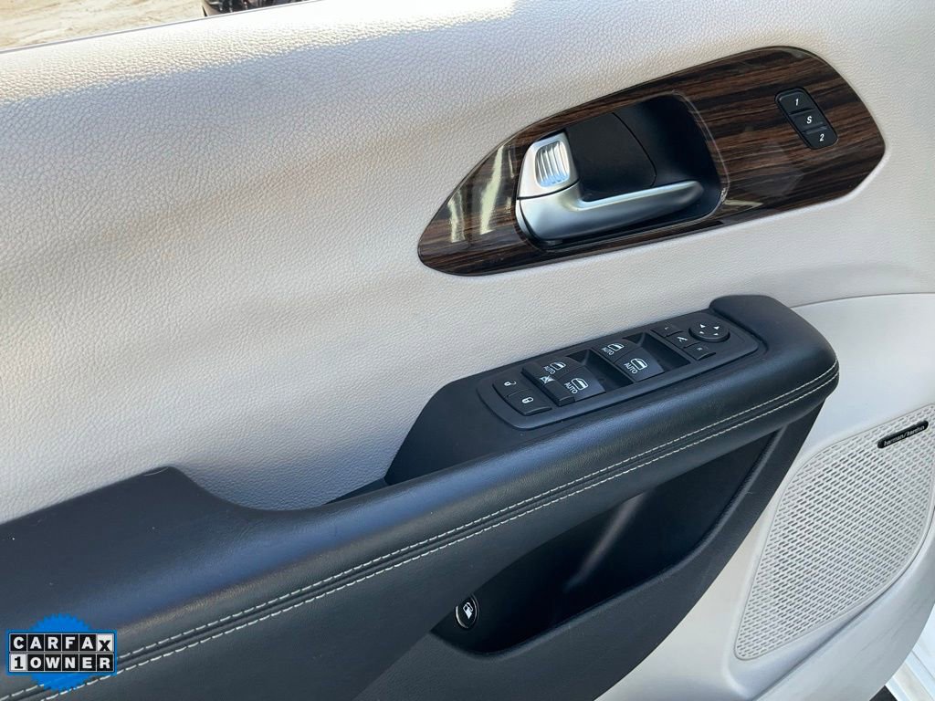 Used 2022 Chrysler Pacifica Limited w/ Uconnect Theater Family Group image 24