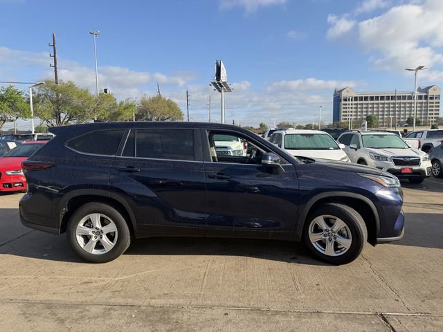 Used 2025 Toyota Highlander LE image 4