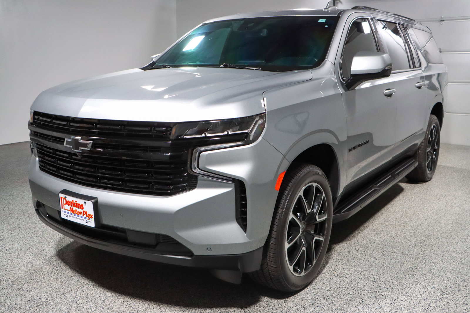 Used 2024 Chevrolet Suburban RST w/ Luxury Package image 37