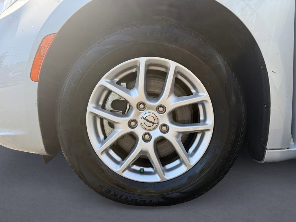Used 2024 Chrysler Pacifica Touring-L FWD image 10