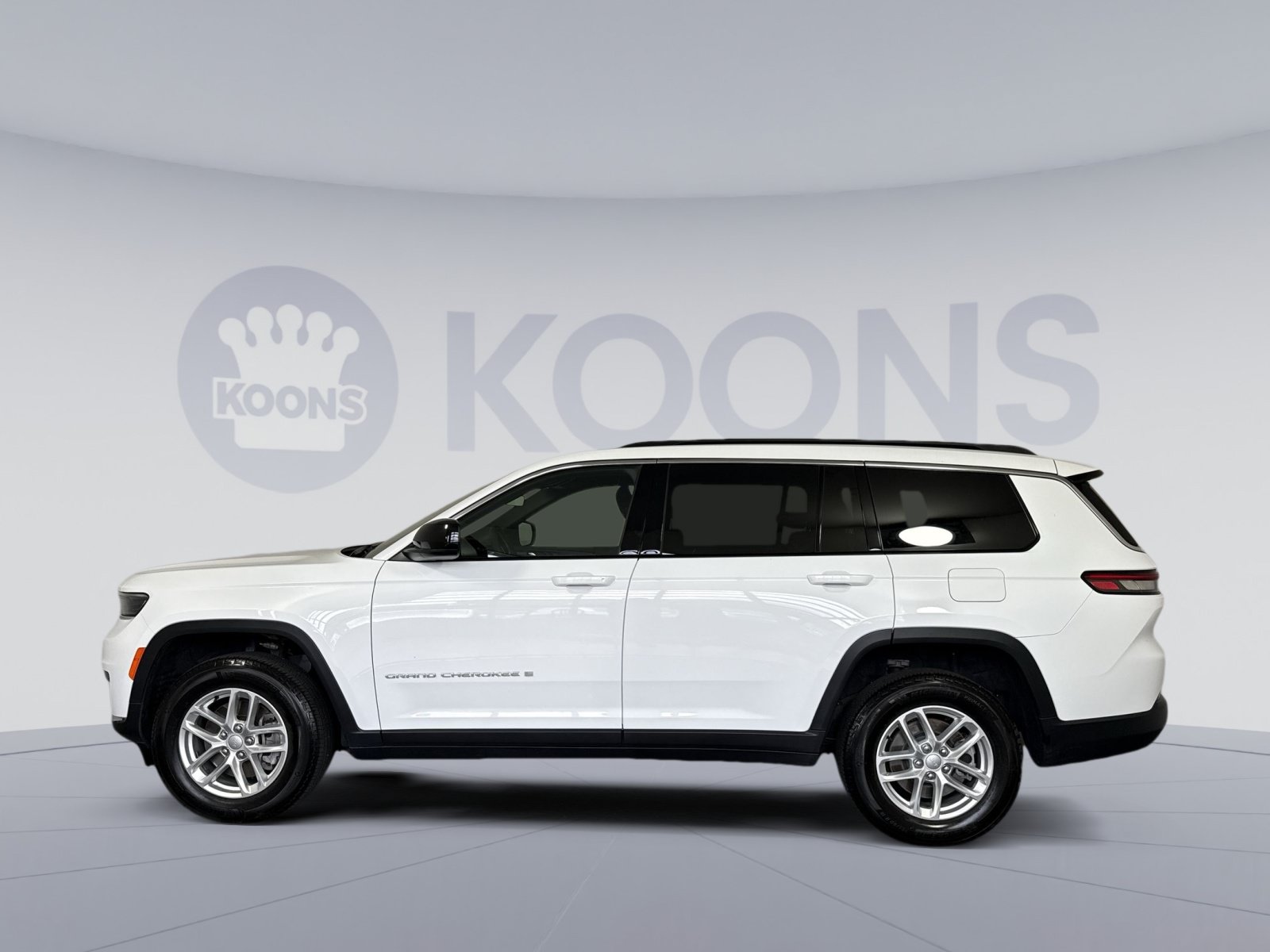 Used 2025 Jeep Grand Cherokee L Laredo w/ Luxury Tech Group I AWD/4WD image 2