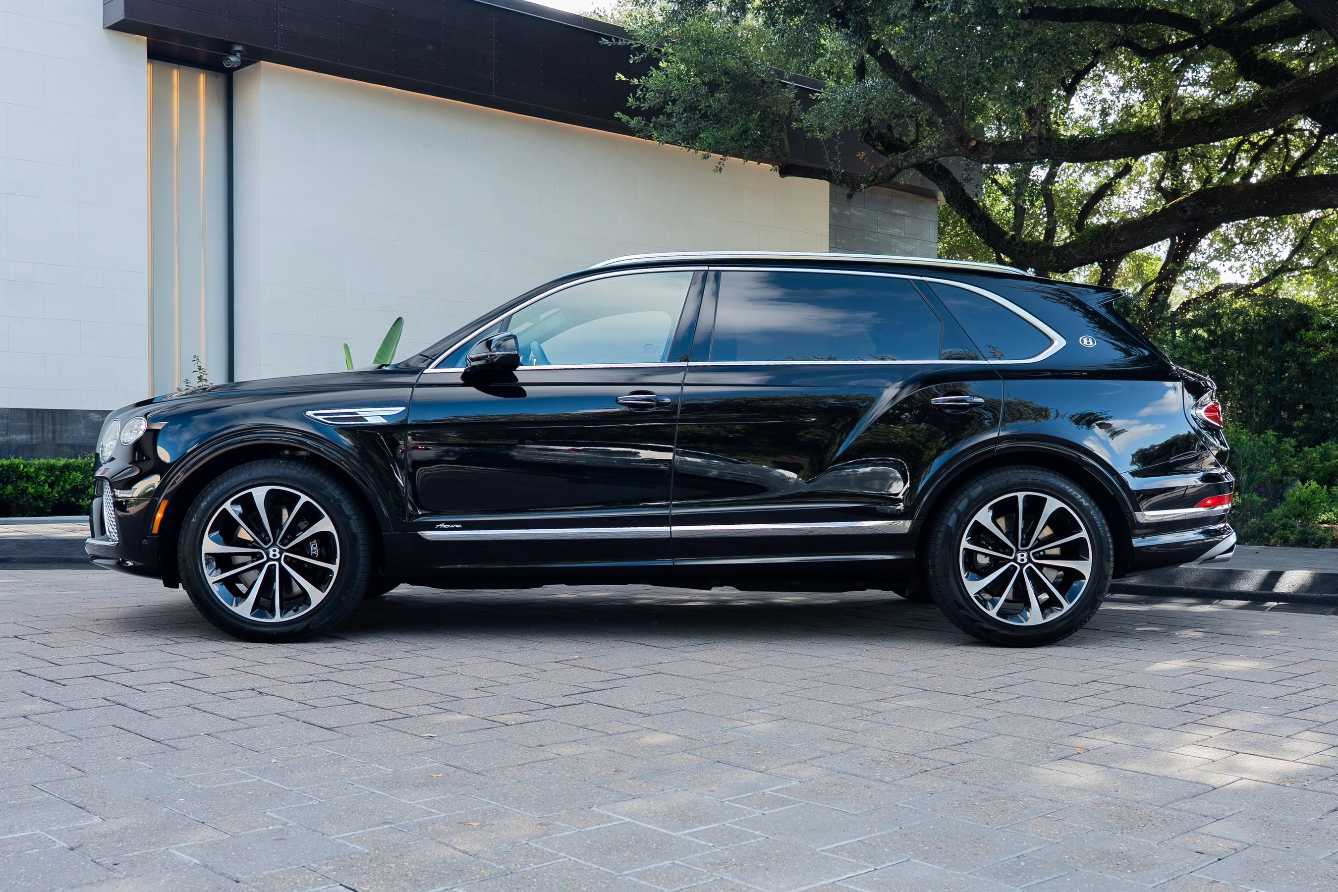 Certified 2025 Bentley Bentayga Extended Wheelbase AWD/4WD image 17