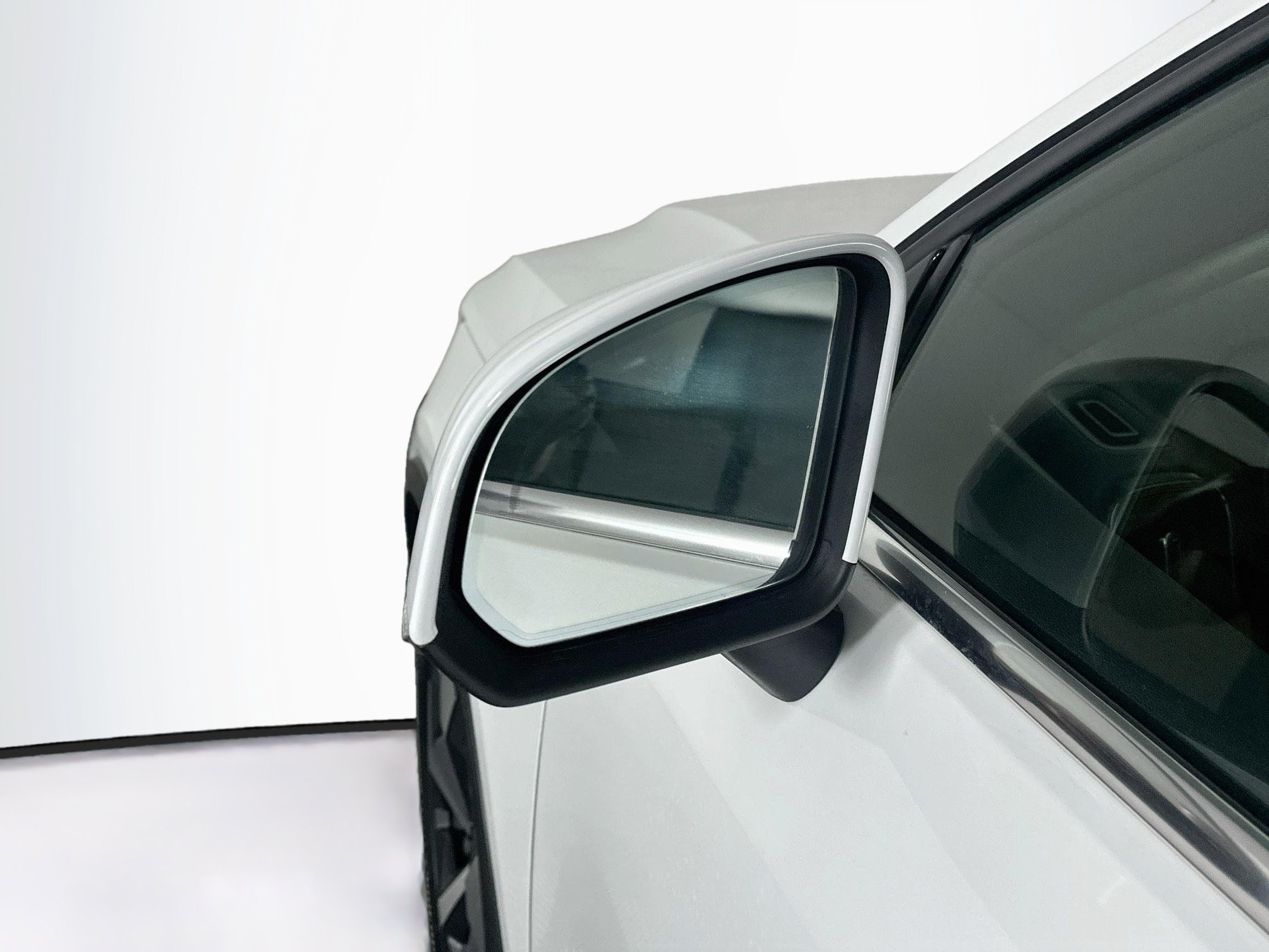 Used 2023 Volvo XC40 B4 Plus w/ Protection Package Premier FWD image 16