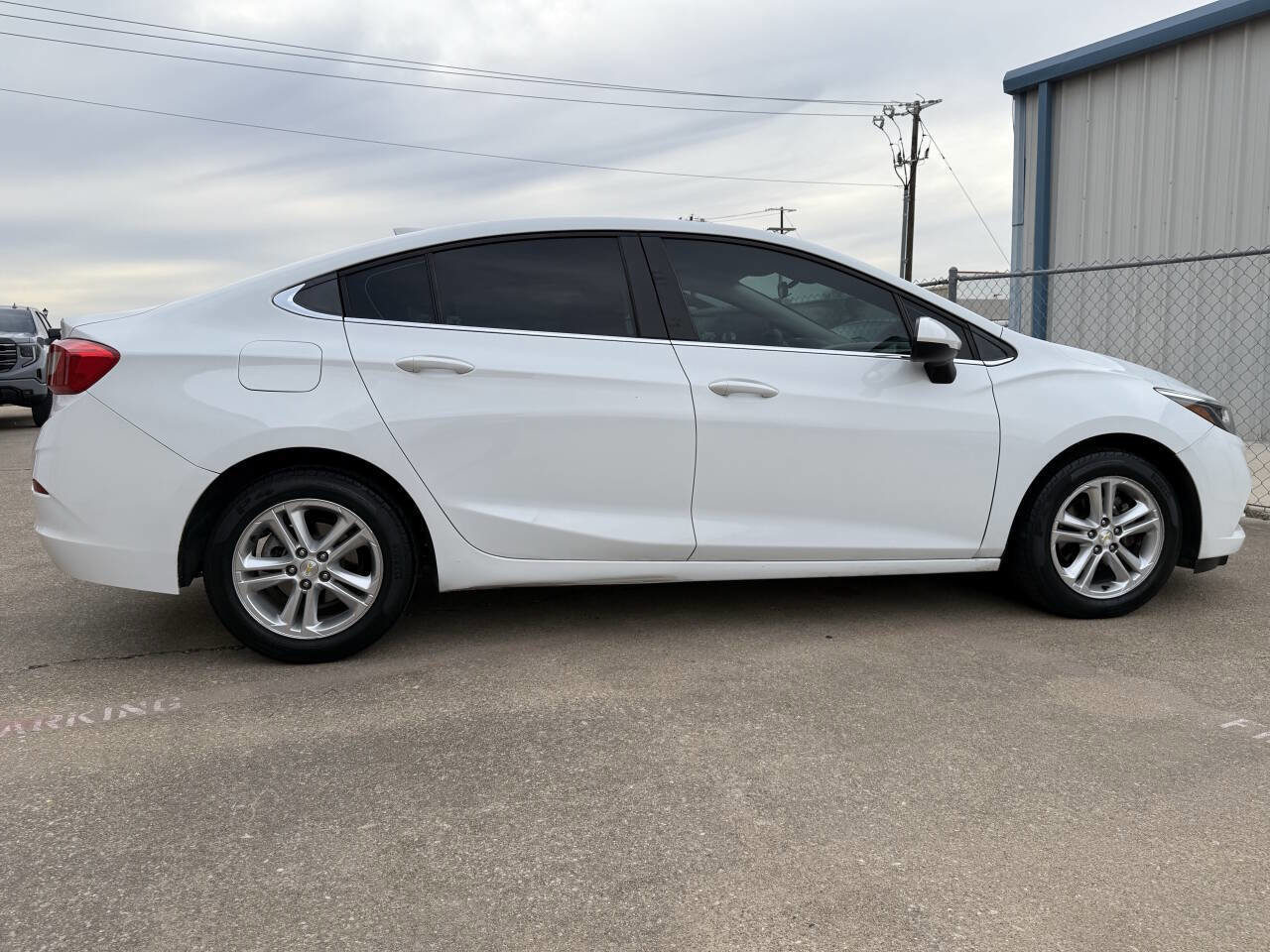 Used 2017 Chevrolet Cruze LT image 11