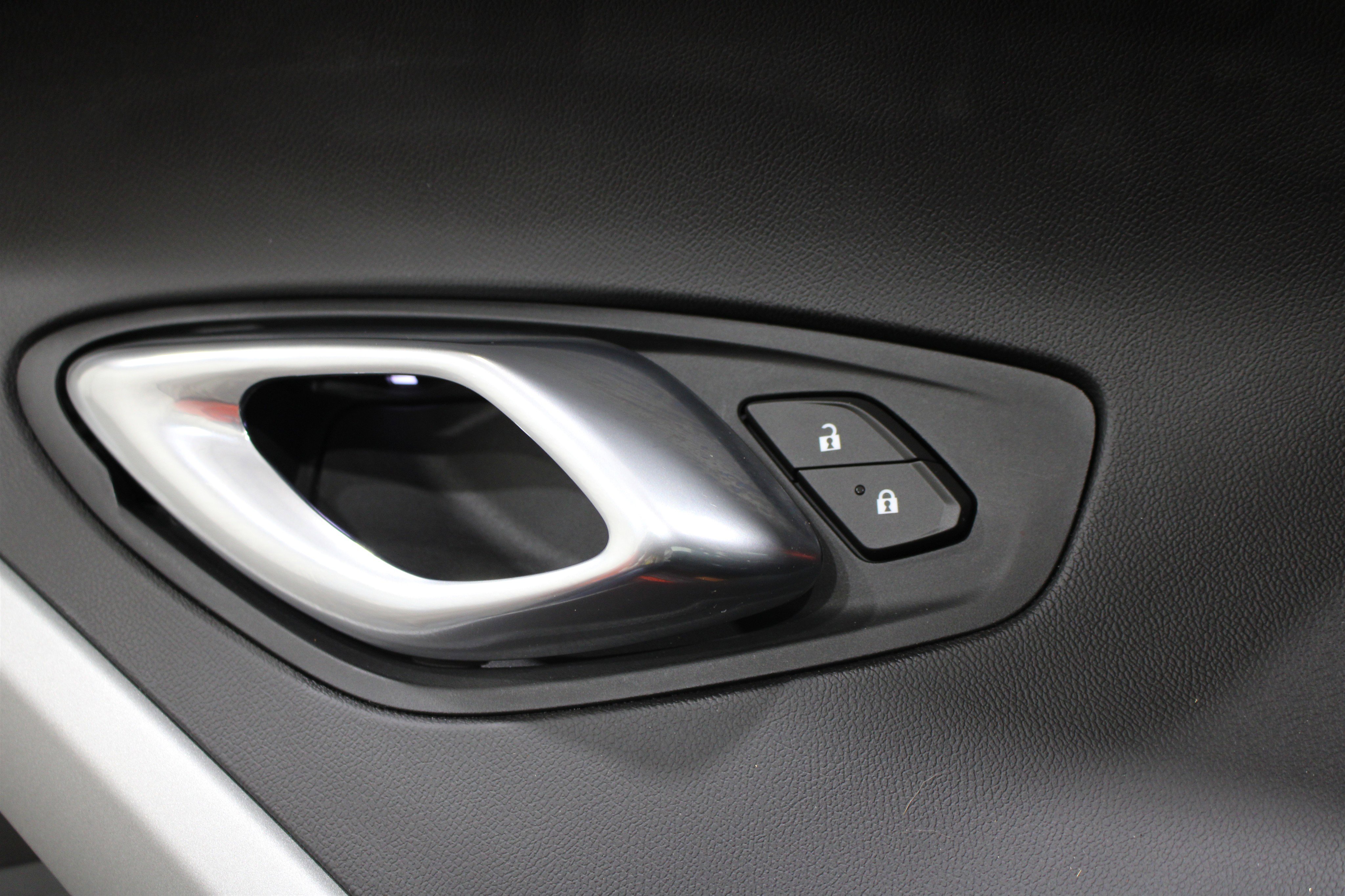 Used 2021 Chevrolet Camaro LT image 9