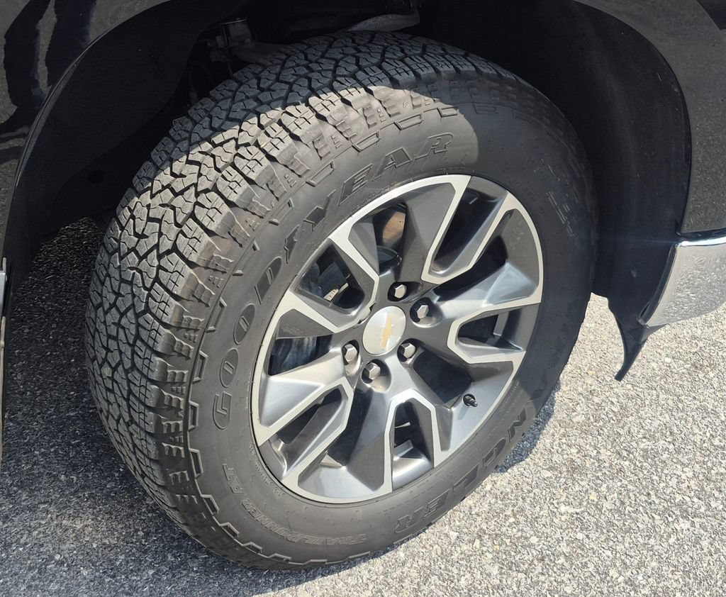 Used 2023 Chevrolet Silverado 1500 LT AWD/4WD image 3